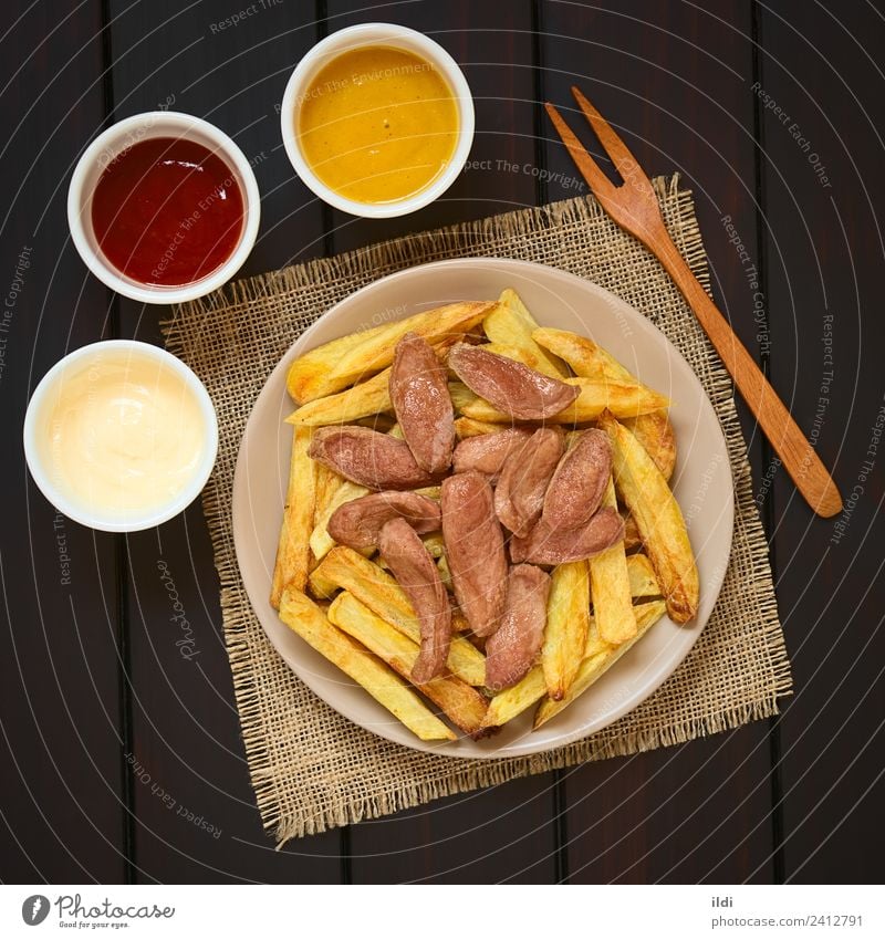 Salchipapas (Pommes frites mit Wurst) Südamerikanisches Fast Food Fleisch Wurstwaren Fastfood frisch Lebensmittel schnell Französisch Fries Fritten Chips