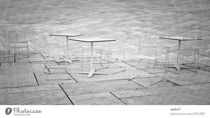 Stühle rücken II Stein kalt grau weiß Norwegen Oslo Stuhl Tisch Terrasse Schwarzweißfoto Außenaufnahme Menschenleer