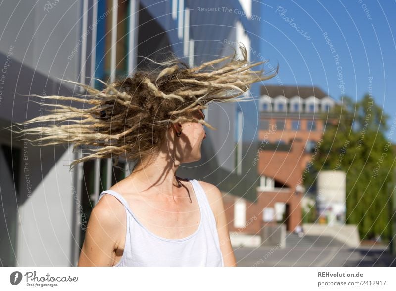 Dreads Erwachsene Haare & Frisuren Rastalocken 18-30 Jahre Stadt Bewegung fliegen authentisch außergewöhnlich Coolness frei trendy Lebensfreude einzigartig