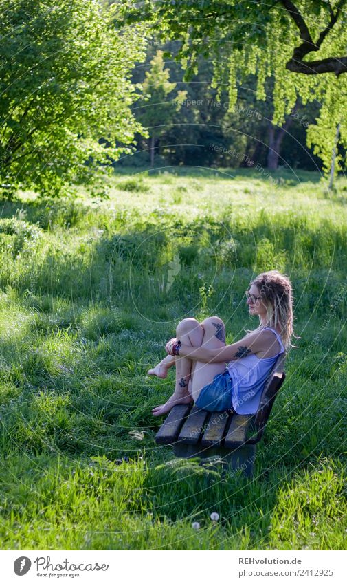 Jule | Junge Frau mit Dreads sitzt auf einer Bank im Grünen Lifestyle Stil Glück harmonisch Wohlgefühl Zufriedenheit Erholung ruhig Freizeit & Hobby