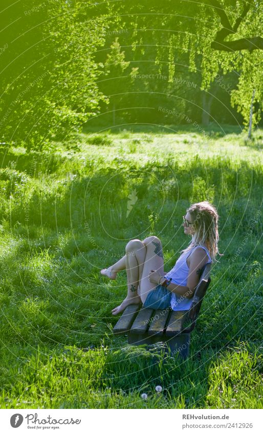 Jule | Junge Frau mit Dreads sitzt auf einer Bank im Grünen Lifestyle Wohlgefühl Zufriedenheit Erholung ruhig Freizeit & Hobby Mensch feminin Jugendliche
