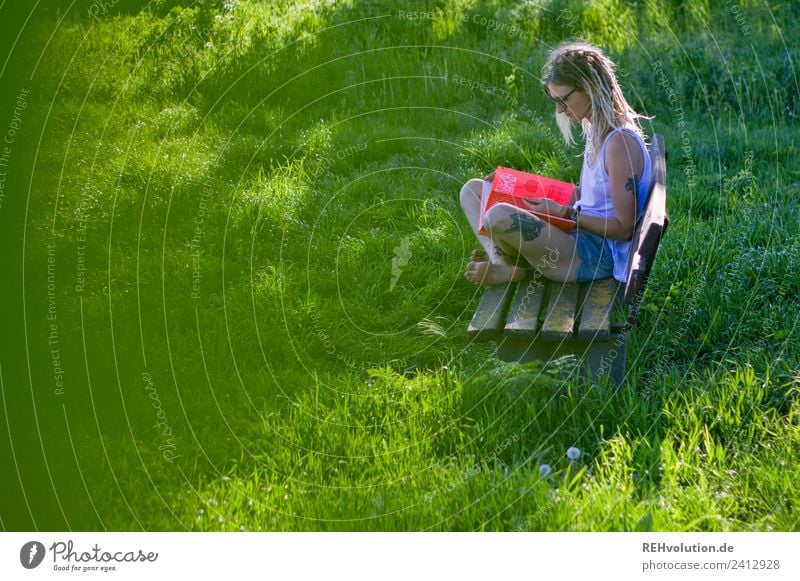 Jule | Junge Frau mit Dreads liest auf einer Bank im Grünen Wohlgefühl Zufriedenheit Erholung ruhig lernen Student Mensch feminin Jugendliche Erwachsene 1