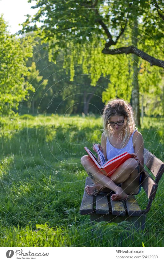 Jule | Junge Frau mit Dreads liest im Grünen Lifestyle Stil Freude Glück Wohlgefühl Zufriedenheit Erholung ruhig Freizeit & Hobby Ferien & Urlaub & Reisen