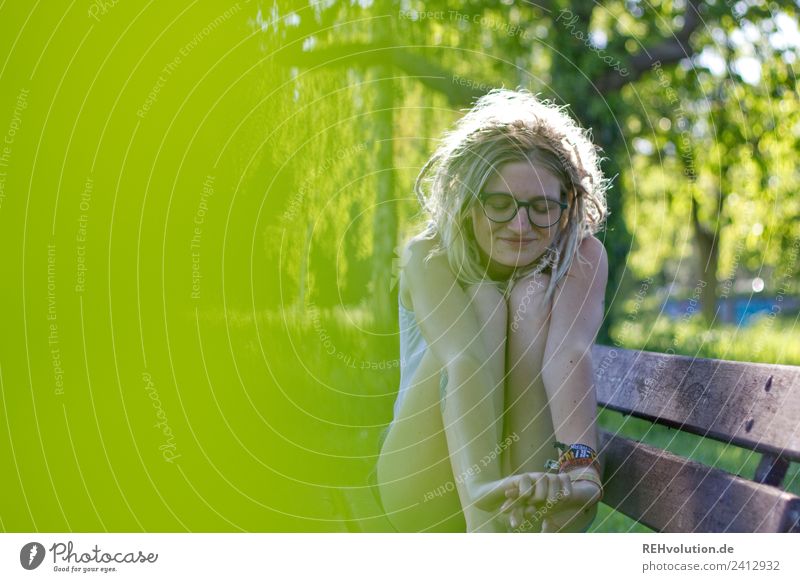 Junge Frau mit Dreads sitzt auf einer Bank Mensch Erwachsene Erholung feminin Zufriedenheit Wohlgefühl ruhig Lifestyle Freizeit & Hobby Jugendliche Umwelt Natur