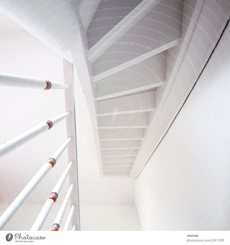 Mind the Step Häusliches Leben Innenarchitektur Treppe Treppenhaus Treppengeländer hell hoch Sauberkeit schön weiß Farbe Perspektive aufsteigen Farbfoto