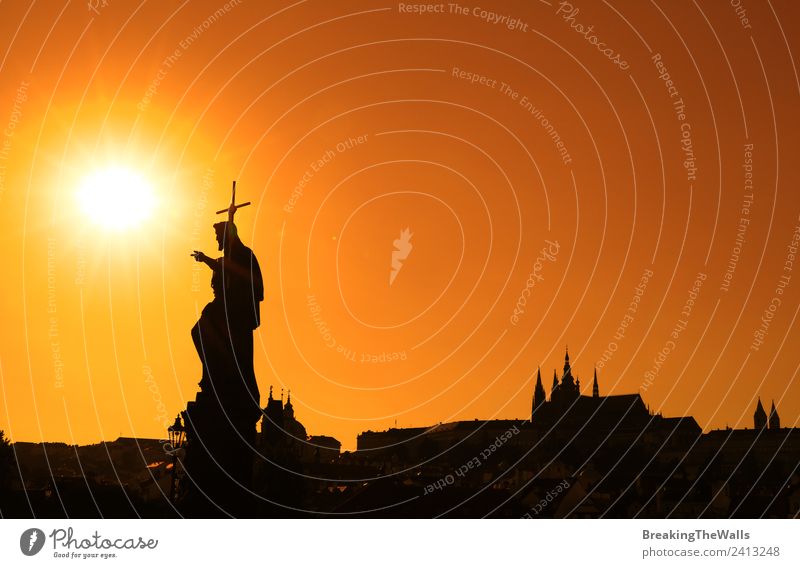 Sonnenuntergang Silhouetten der Skyline an der Karlsbrücke in Prag Ferien & Urlaub & Reisen Tourismus Sightseeing Städtereise Stadt Altstadt Kirche Dom Platz