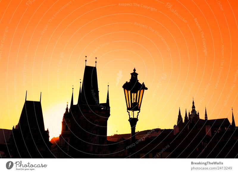 Sonnenuntergang hinterleuchtete Silhouetten von Dächern an der Karlsbrücke in Prag Ferien & Urlaub & Reisen Tourismus Sightseeing Städtereise Wolkenloser Himmel