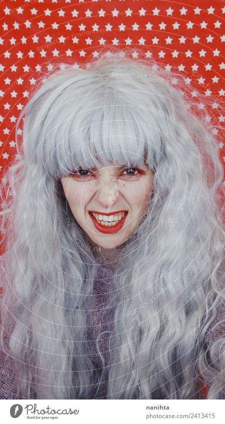 Junge und verrückte Frau mit grauen Haaren Stil Design Feste & Feiern Karneval Halloween Mensch feminin Junge Frau Jugendliche 1 18-30 Jahre Erwachsene