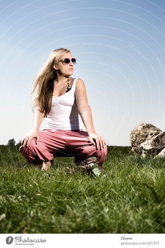 aufwärmphase Lifestyle Stil Erholung feminin Junge Frau Jugendliche 1 Mensch 18-30 Jahre Erwachsene Natur Landschaft Wolkenloser Himmel Sommer Wiese T-Shirt