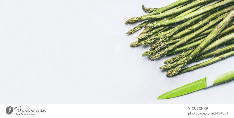 Grüne Spargel mit Messer Lebensmittel Gemüse Ernährung Bioprodukte Vegetarische Ernährung Diät Stil Design Gesundheit Gesunde Ernährung Tisch Restaurant