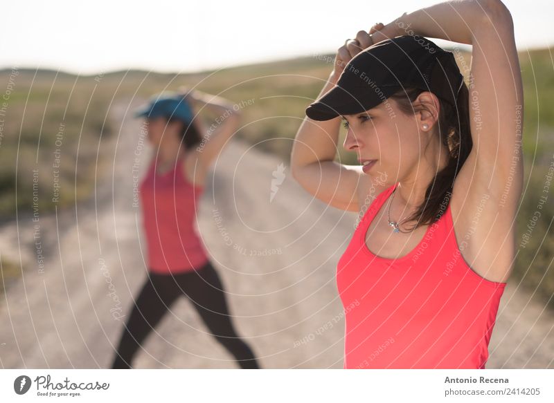 Frauen beim Stretching Lifestyle Sport Fitness Sport-Training Sportler Erwachsene Freundschaft Paar sportlich Geschwindigkeit laufen Läufer joggen Fundament