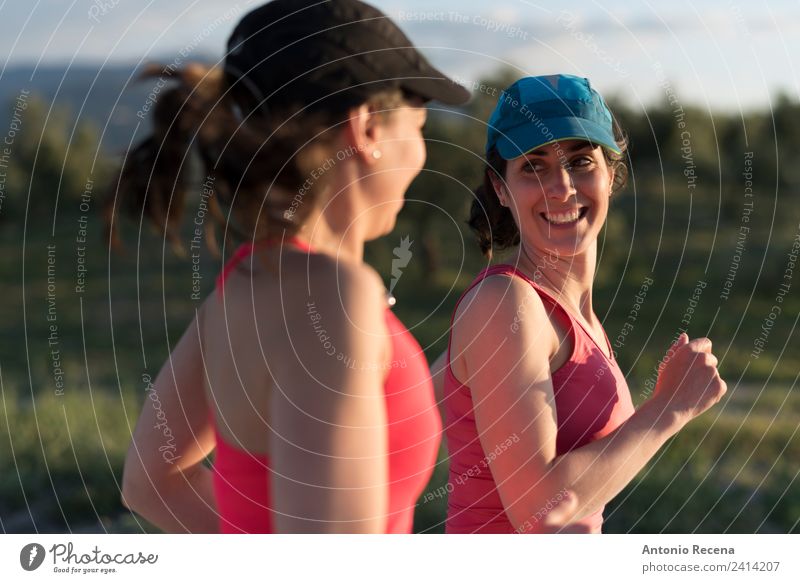 Läuferin Frauen Lifestyle Glück Sport Joggen sprechen Erwachsene Freundschaft Paar Fitness Lächeln sportlich Geschwindigkeit laufen Fundament Training