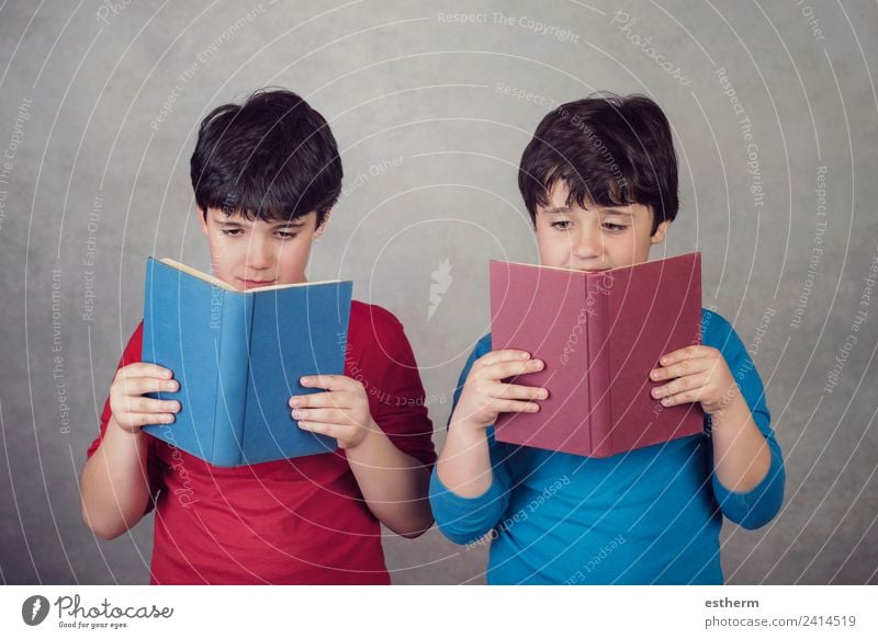 Kinder beim Lesen eines Buches Lifestyle Freude Bildung Schule lernen Schulkind Mensch maskulin Kleinkind Junge Geschwister Bruder Freundschaft Kindheit 2