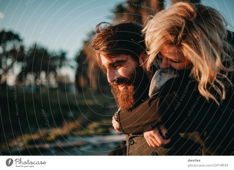 Cooles Hipster-Paar umarmt und mit Spaß und einem glücklichen Lächeln im Freien. Lifestyle Freude Spielen Frau Erwachsene Mann 2 Mensch blond Vollbart lachen