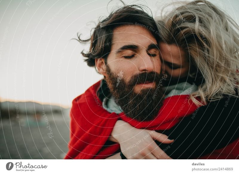 Nahaufnahme eines bärtigen Mannes und einer blonden Frau, die sich im Freien umarmen Lifestyle Freude Sommer Strand Meer Winter Mensch Junge Frau Jugendliche