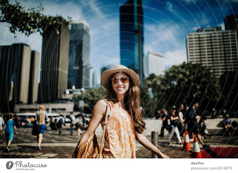 Blondes Mädchen mit Hut und Sonnenbrille bei einem Spaziergang durch das Stadtzentrum von Sydney in Australien. Lifestyle kaufen Stil Ferien & Urlaub & Reisen