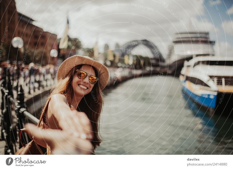 Glückliche Frau hält ihren Freund in Sydney an der Hand. Lifestyle Freude Ferien & Urlaub & Reisen Ausflug Abenteuer Städtereise Sommerurlaub Mensch Erwachsene