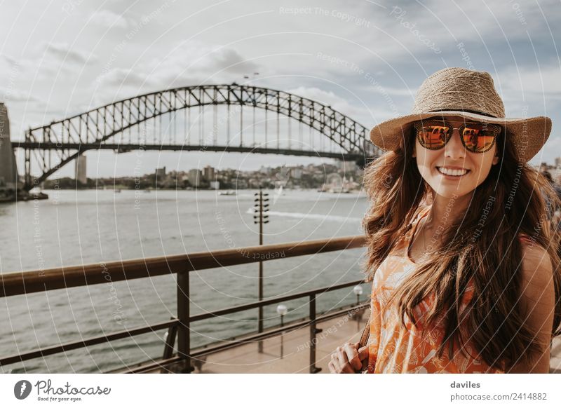 Hübsches Mädchen mit Hut und Sonnenbrille posiert in Sydney, mit der Harbour Bridge im Hintergrund. Lifestyle Ferien & Urlaub & Reisen Ausflug Sightseeing
