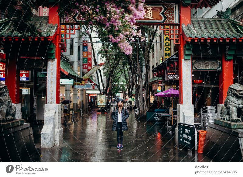 Junge Frau steht unter dem Chinatown-Viertelbogen in der Stadt Sydney, Australien. kaufen Ferien & Urlaub & Reisen Tourismus Business feminin Jugendliche