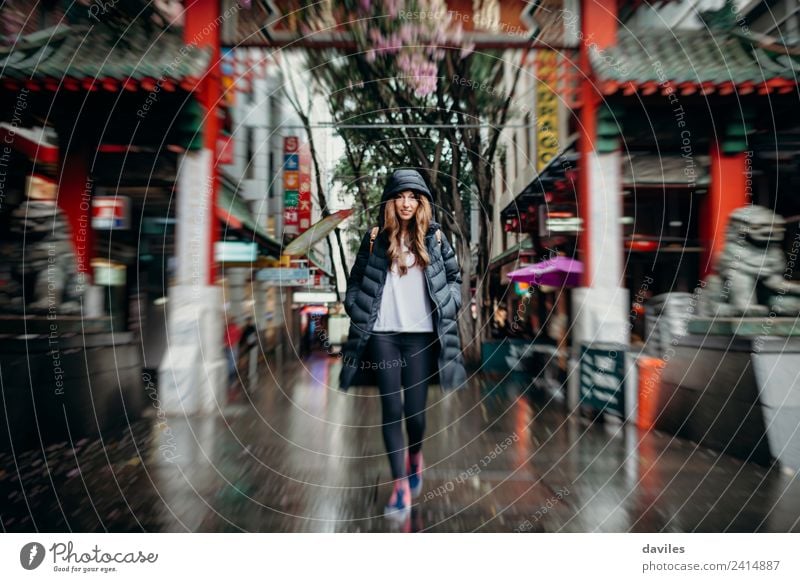 Junge weiße Frau geht durch das Viertel Chinatown in der Stadt Sydney, Australien. kaufen Ferien & Urlaub & Reisen Tourismus Business Mensch Junge Frau