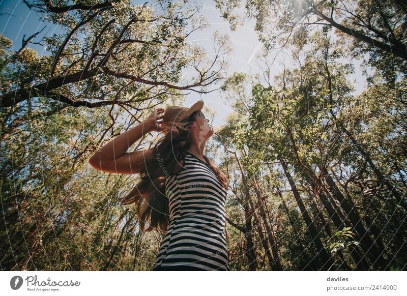 Niedliche Frau, die den australischen Wald genießt. Lifestyle Erholung Freizeit & Hobby Ferien & Urlaub & Reisen Abenteuer Freiheit Sommer wandern Mensch