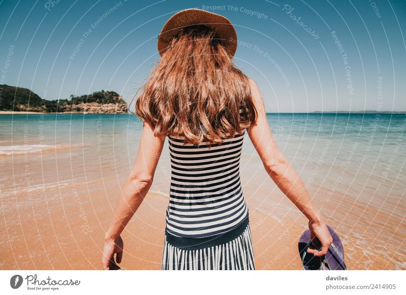 Blonde Frau auf dem Rücken, die am Strandsand ins Wasser läuft Lifestyle Wohlgefühl Ferien & Urlaub & Reisen Tourismus Abenteuer Sommer Meer Mensch Erwachsene 1