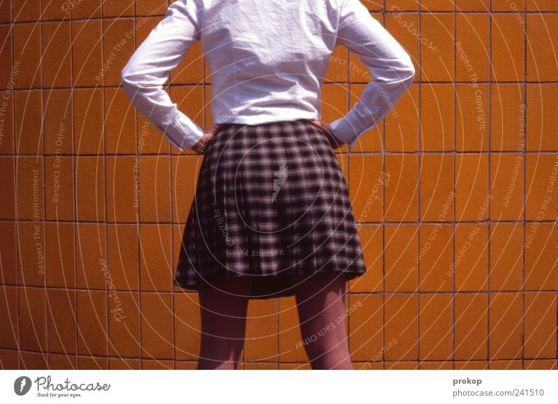 Tja, wat nu? Mensch feminin Junge Frau Jugendliche Erwachsene 1 18-30 Jahre Mauer Wand Mode Bekleidung Hemd Rock Strumpfhose stehen warten elegant dünn schön