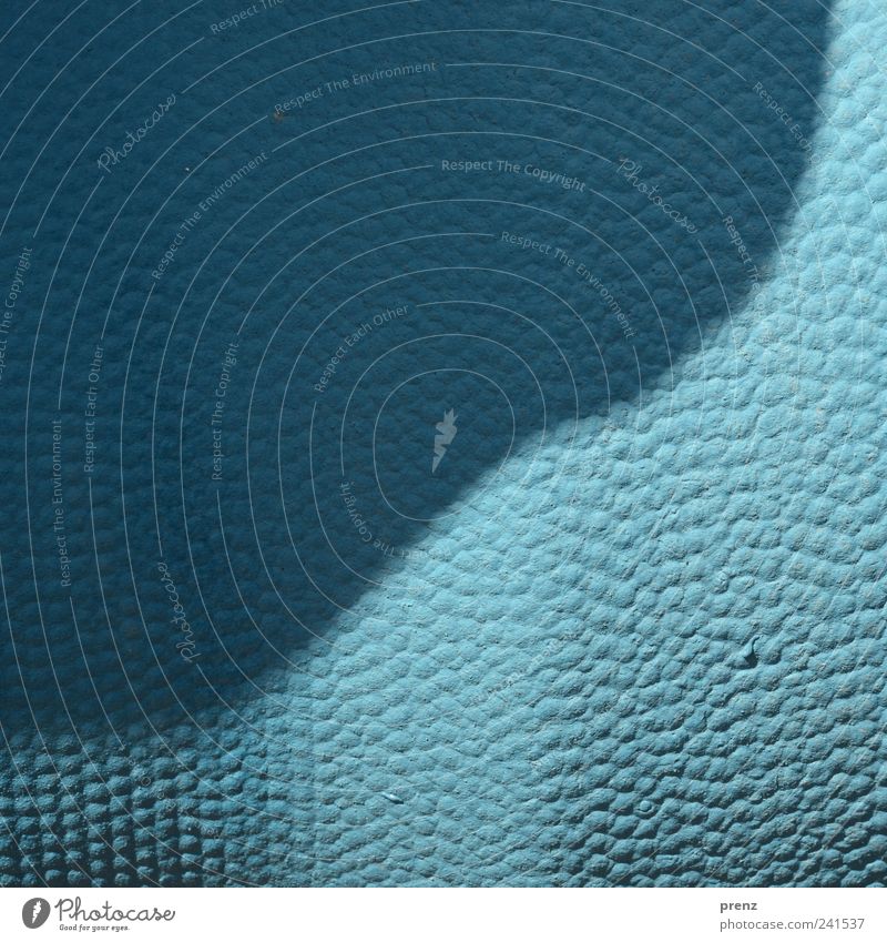 kurve Kunststoff blau Rohrleitung Röhren Noppe Strukturen & Formen Kurve Farbfoto Außenaufnahme Tag Schatten Schwache Tiefenschärfe