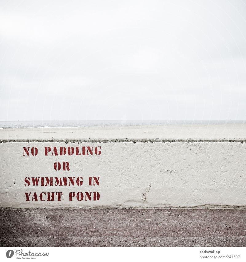 grey summer day Mauer Wand Schriftzeichen Schilder & Markierungen Hinweisschild Warnschild Verbote Typographie Englisch Nordseeküste England Strand Horizont