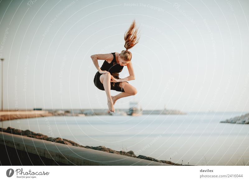 Starke weiße Frau, die während einer zeitgenössischen Tanzaufführung in die Luft springt. Lifestyle Freude Freizeit & Hobby Handarbeit Ferien & Urlaub & Reisen
