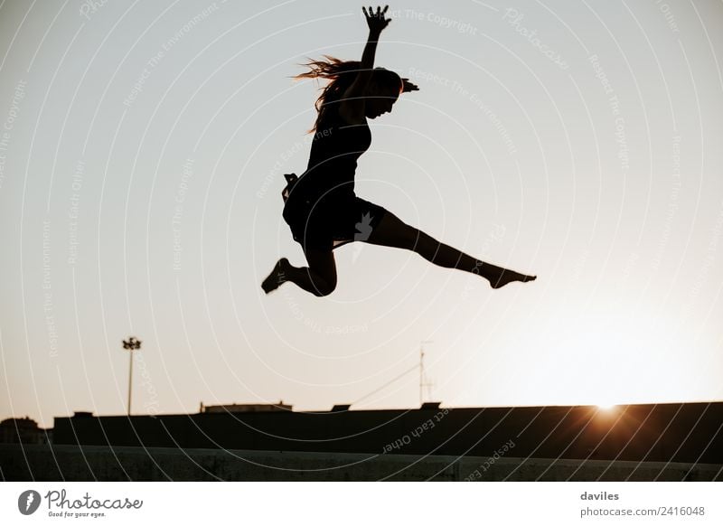Frau Silhouette beim Springen in der Luft während Tanz durchführen. schön Freiheit Tanzen Sport Mensch feminin Junge Frau Jugendliche Erwachsene 1 18-30 Jahre