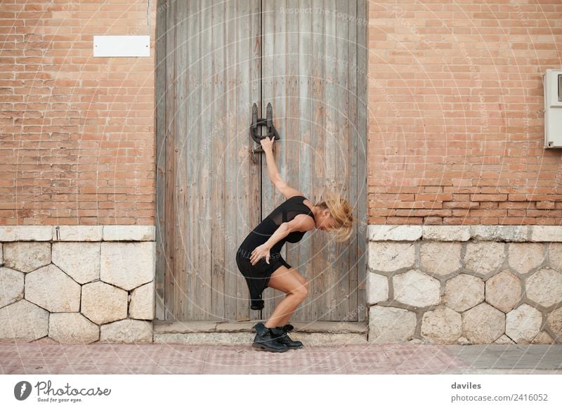 Weiße blonde Frau führt zeitgenössischen Tanz auf der Straße auf. Lifestyle elegant Stil Sport Fitness Sport-Training Mensch Junge Frau Jugendliche 1
