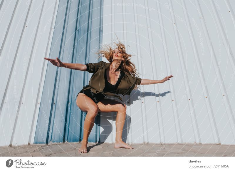 Blonde weiße Frau tanzt mit offenen Armen und cooler Einstellung. Lifestyle Freude schön Tanzen Sport Mensch Erwachsene 1 18-30 Jahre Jugendliche Kunst Tänzer
