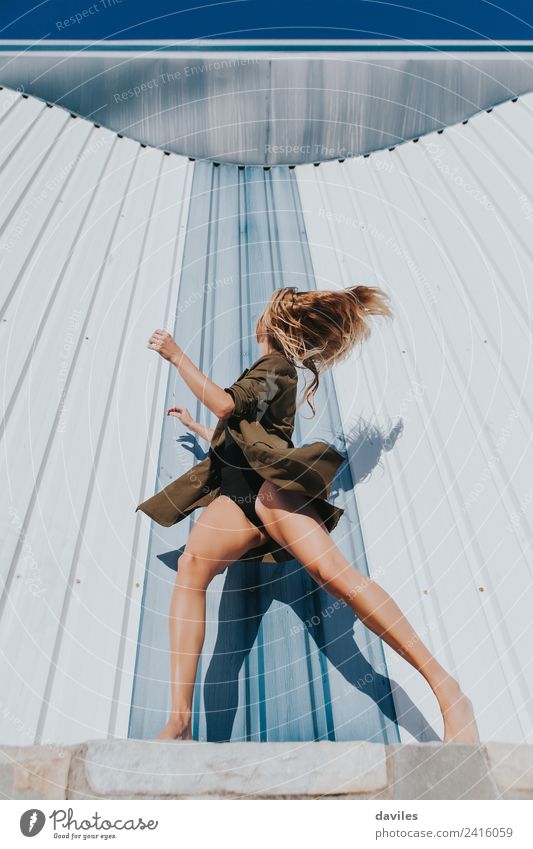 Action-Porträt von blonden und langen Haaren Tänzerin vor einer Wand. Lifestyle schön Mensch Frau Erwachsene Körper 1 18-30 Jahre Jugendliche Kunst Tanzen Wind