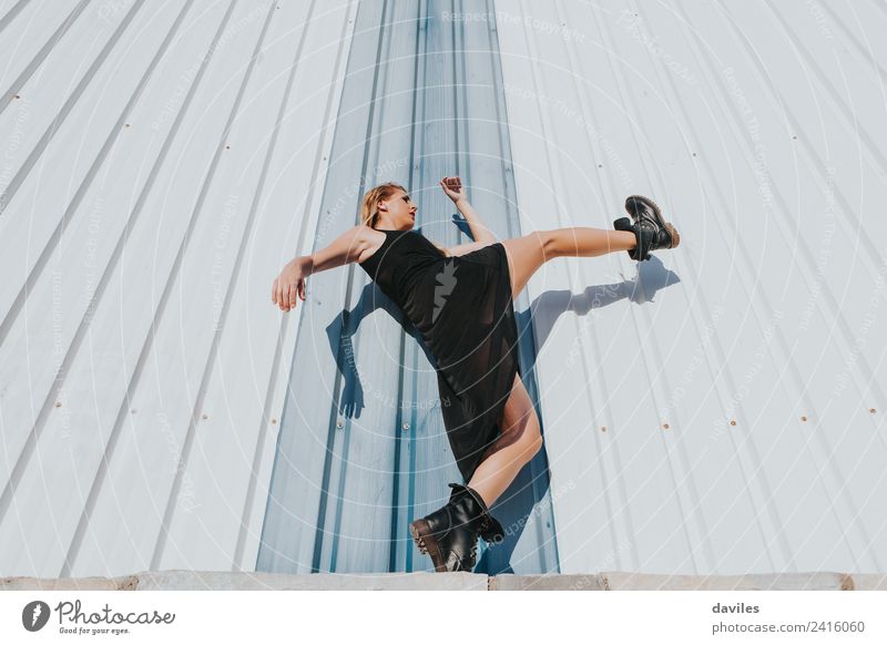 Weiße blonde Frau posiert mit schwarzem Kleid und hebt das Bein hoch. Lifestyle Tanzen Junge Frau Jugendliche Erwachsene 1 Mensch 18-30 Jahre Künstler Tänzer