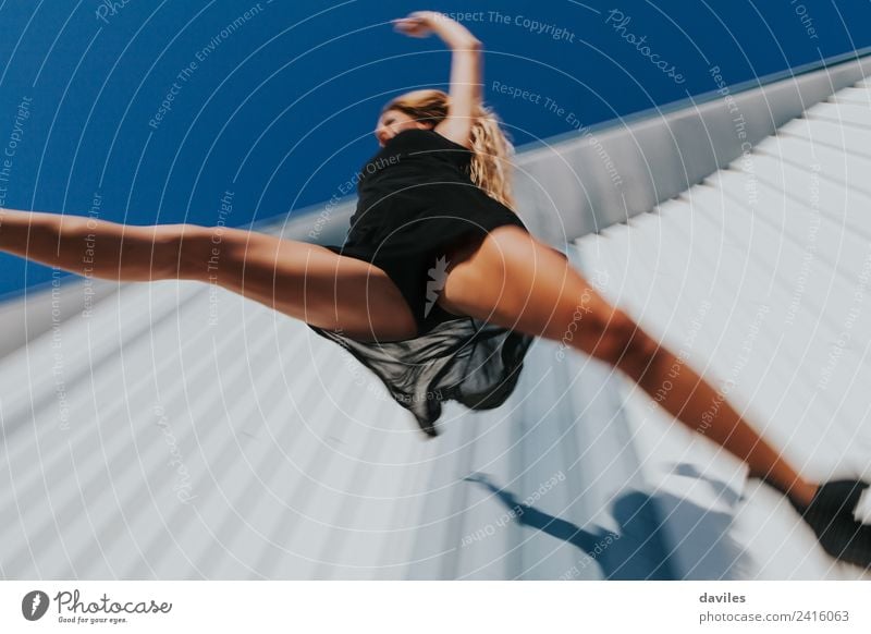 Niedriger Winkel Ansicht der Frau in schwarzem Kleid springen Lifestyle elegant Tanzen Sport Fitness Sport-Training Mensch feminin Junge Frau Jugendliche