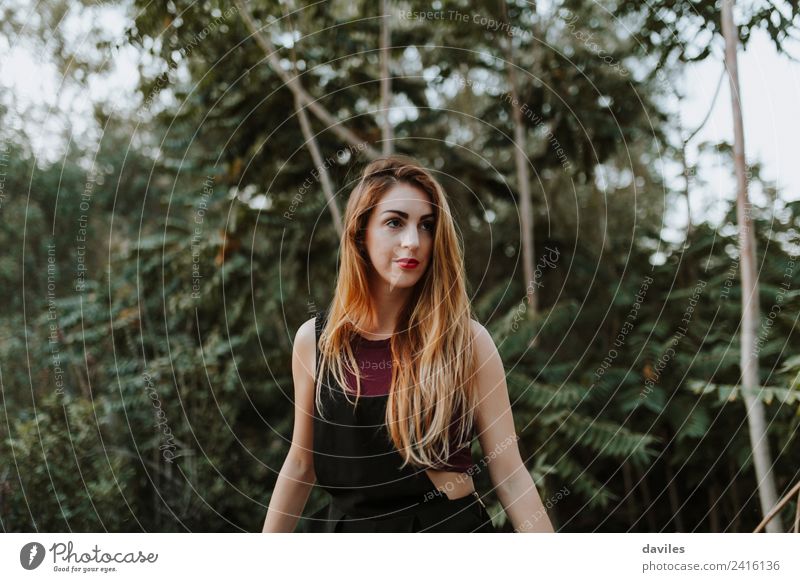 Blonde Frau posiert in der Natur, mit dem Wald im Hintergrund Lifestyle schön Sommer Berge u. Gebirge Mensch Erwachsene 1 18-30 Jahre Jugendliche Landschaft