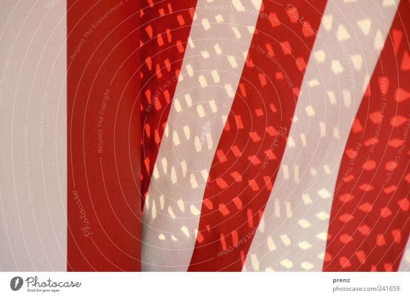 rotweiss Linie Streifen weiß Stoff Stoffmuster Muster Strukturen & Formen Lichtpunkt Farbfoto Außenaufnahme Tag Schatten Neigung