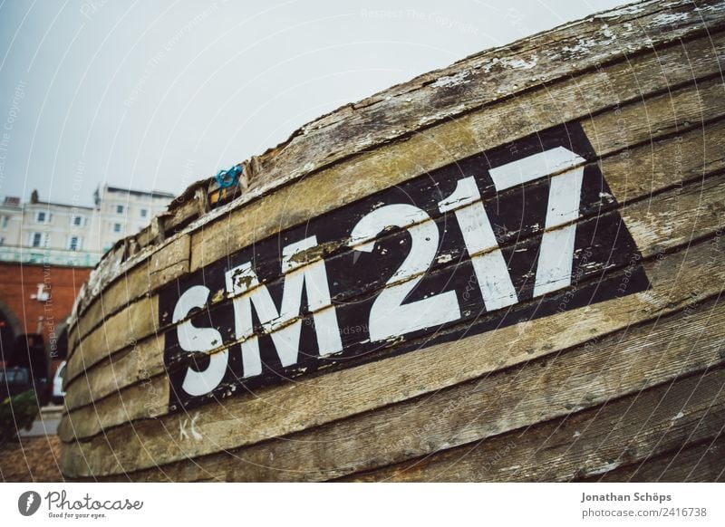 altes Fischerboot am Strand Umwelt ästhetisch Brighton Schifffahrt Wasserfahrzeug Ziffern & Zahlen Name bezeichnen England Meer Hafen Unbewohnt Typographie