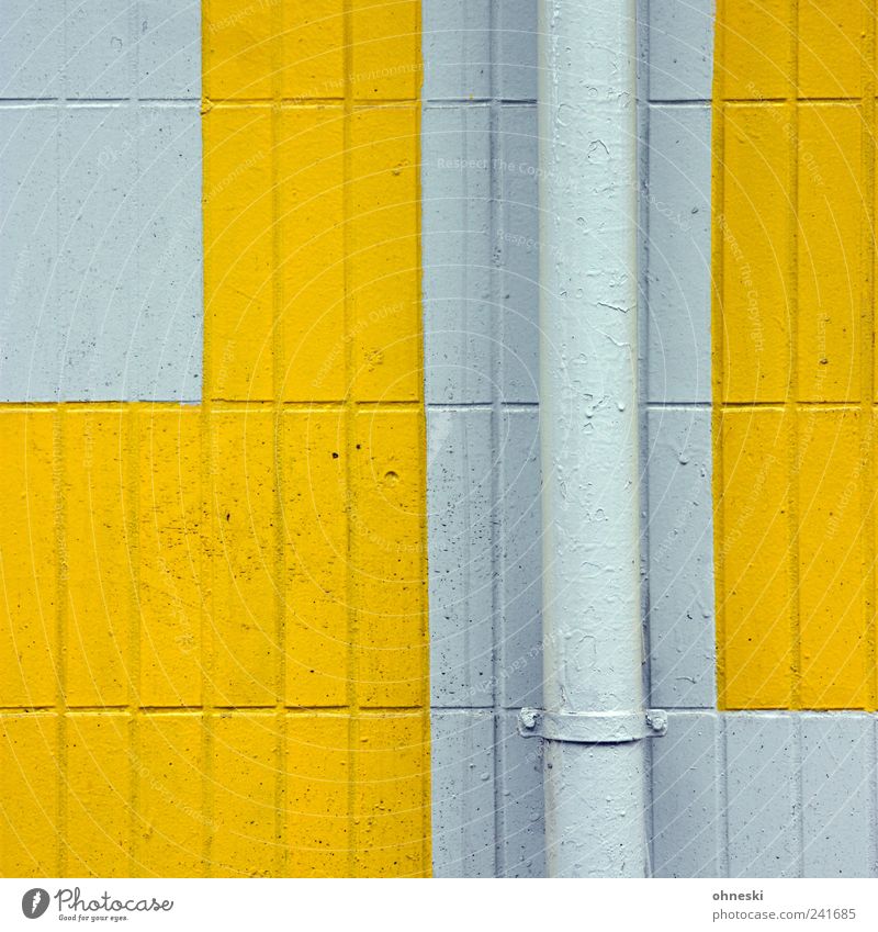 Muster Haus Bauwerk Gebäude Mauer Wand Fassade Regenrinne Fliesen u. Kacheln gelb Rohrleitung Röhren Farbfoto Außenaufnahme Strukturen & Formen