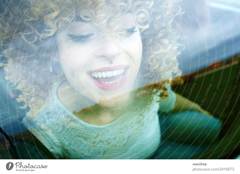 Junge glückliche Frau, die durch ein Autofenster schaut. Lifestyle Stil Design Freude schön Haare & Frisuren Haut Gesicht Wellness Freizeit & Hobby