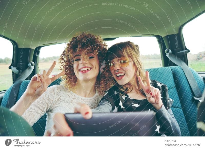 Zwei glückliche Freunde in einem Auto, die einen Selfie machen. Lifestyle Stil Freude Haare & Frisuren Leben Ferien & Urlaub & Reisen Tourismus Ausflug