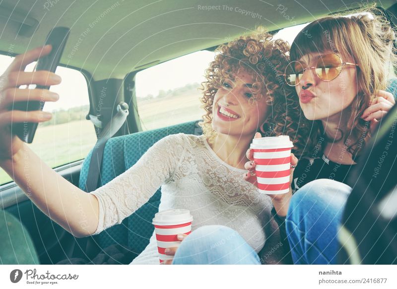 Zwei junge Freunde bei einem Selfie und Kaffee trinken. Getränk Heißgetränk Lifestyle Stil Design Freude Ferien & Urlaub & Reisen Tourismus Ausflug Handy