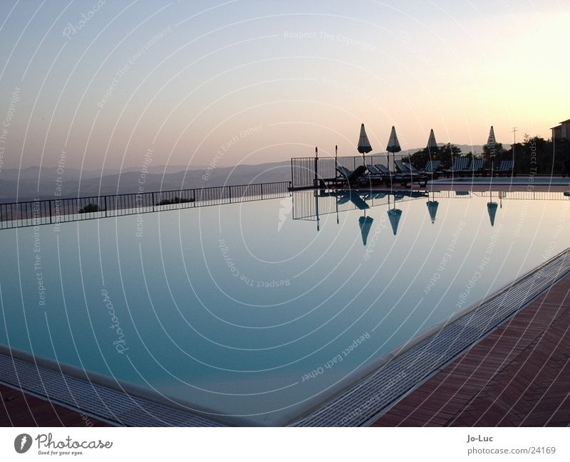 running deep Schwimmbad azurblau Sonnenuntergang Sommer Europa Becken Wasser Abend ruhig keine wellen