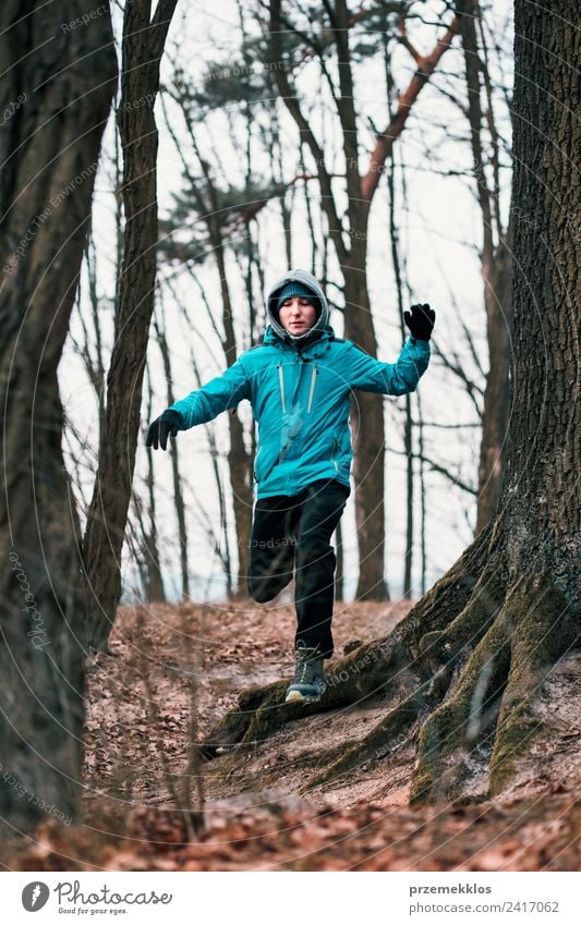 Junger Mann, der während des Trainings im Wald im Freien läuft. Lifestyle Leben Erholung Freizeit & Hobby Winter Sport Fitness Sport-Training Joggen Mensch