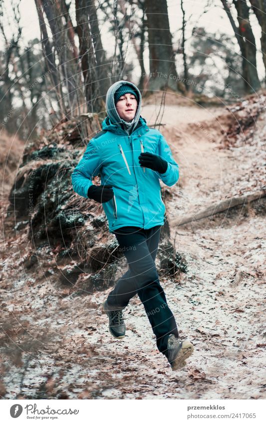 Junger Mann, der während des Trainings im Wald im Freien läuft. Lifestyle Erholung Freizeit & Hobby Winter Sport Fitness Sport-Training Joggen Mensch