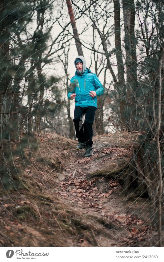 Junger Mann, der während des Trainings im Wald im Freien läuft. Lifestyle Erholung Freizeit & Hobby Winter Sport Fitness Sport-Training Joggen Mensch