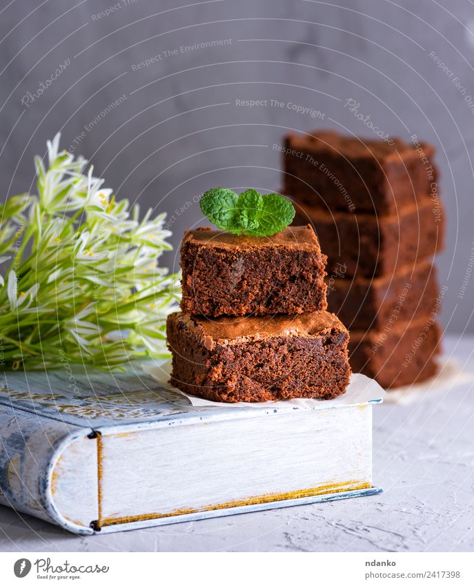 quadratische Stücke Schokoladenbrownie Dessert Süßwaren Essen Tisch Blume dunkel lecker braun weiß Brownies Kuchen Lebensmittel Zucker Scheibe Hintergrund süß