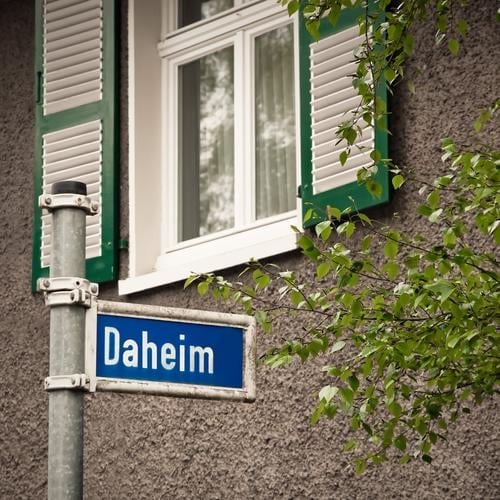 Daheim Haus grün Wohnung Heimat Häusliches Leben Straßennamenschild Fenster Fensterladen Fensterrahmen Heimweh Gardine Wand Schilder & Markierungen Wohnsiedlung