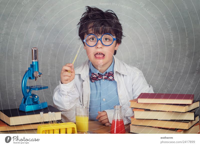 Junge macht wissenschaftliche Experimente in einem Labor. Bildung Wissenschaften Kind lernen Schulkind Schüler Mensch maskulin Kleinkind Kindheit 1 8-13 Jahre
